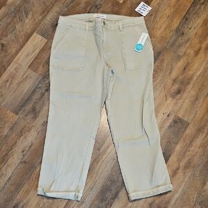 👖LILA RYAN Beige Cropped Leg Pants